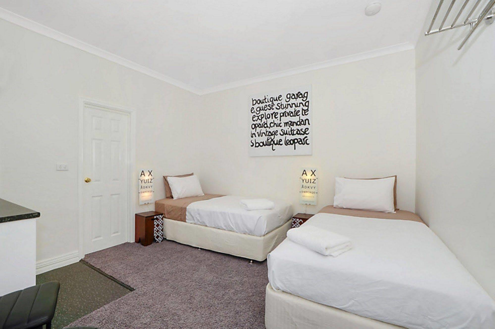 Suites On Avon Йорк Экстерьер фото